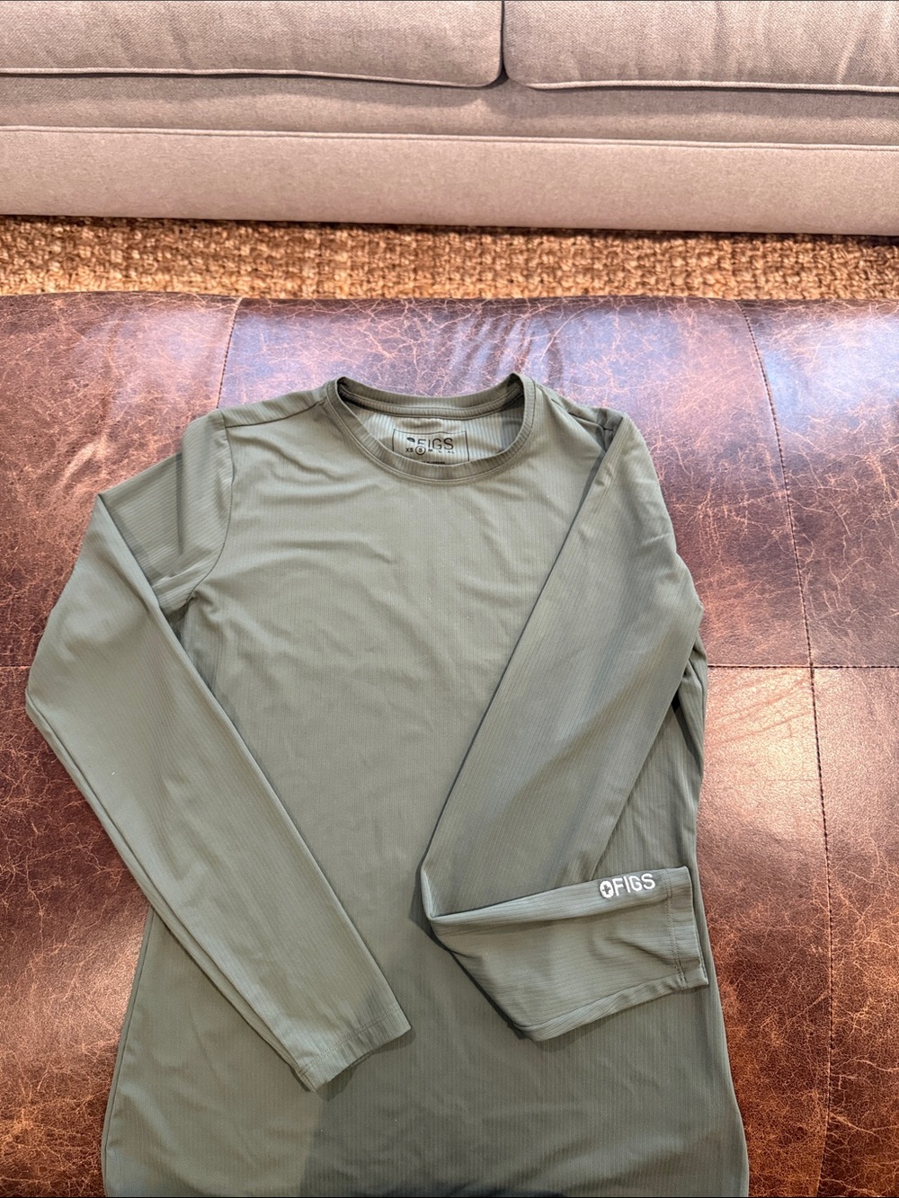 Figs Women’s Long Sleeve Crew Neck Shirt - Olive
